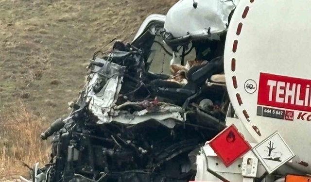 Hakkari’de otobüsle tanker çarpıştı: 8 yaralı