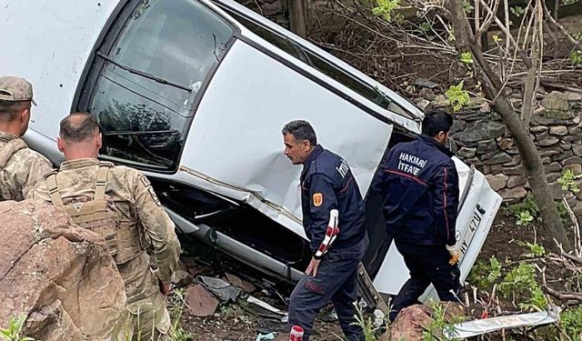 Hakkari’de otomobil şarampole yuvarlandı: 4 yaralı
