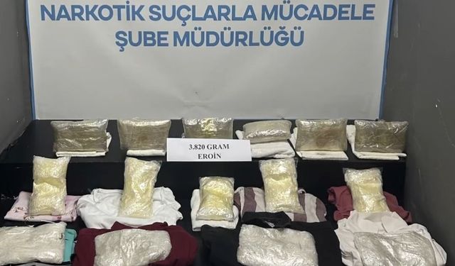 Hakkari’de otomobilin yakıt deposunda 21 kilo 440 gram uyuşturucu madde ele geçirildi