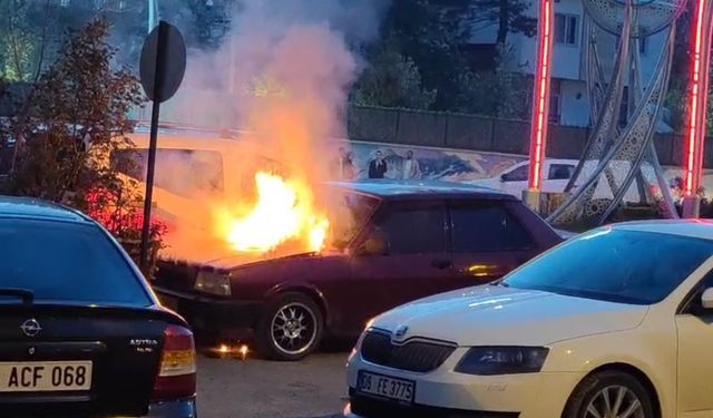 Hakkari’de park halindeki otomobil yandı
