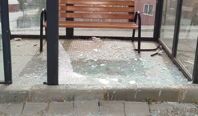 Hakkari’de park ve duraklara zarar verildi
