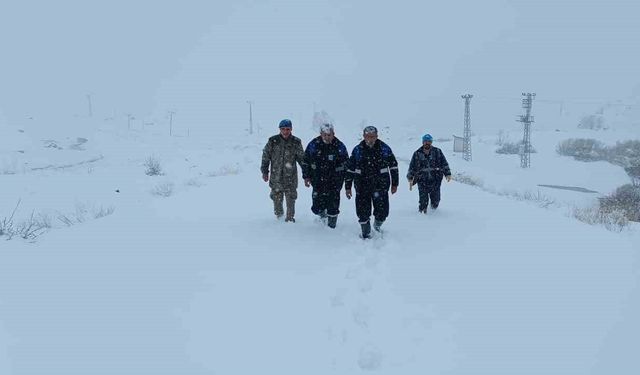 Hakkari’de su kesintisi ekiplerin zorlu mücadelesiyle giderildi