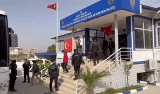 Hatay’da 60 kaçak göçmen yakalandı, 3 organizatör tutuklandı