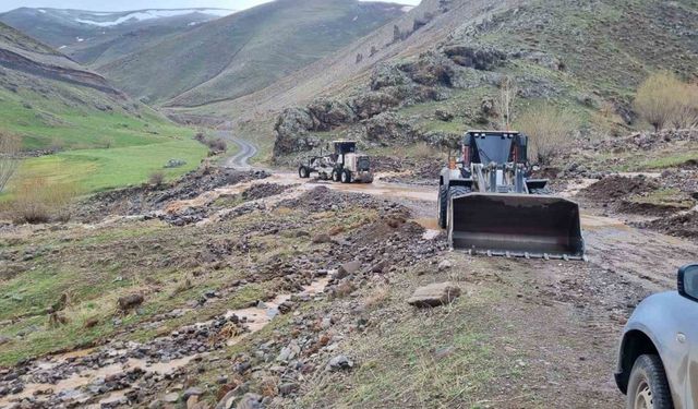 Iğdır‘da sağanak yağış sonrası kapanan köy yolları açıldı