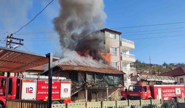 İki katlı evde çıkan yangında yaşlı kadın dumandan etkilendi