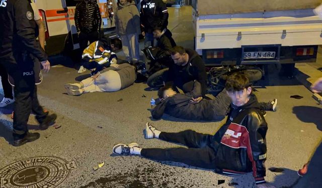 İki motosiklet kafa kafaya çarpıştı, 3 kişi yaralandı: Kaza anı kamerada