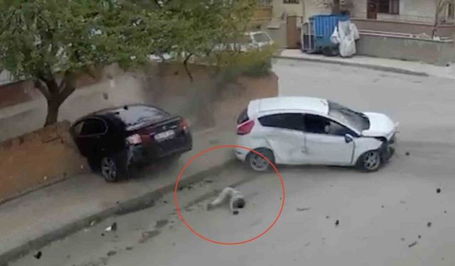 İki otomobil çarpıştı, küçük çocuk camdan fırladı: O anlar kamerada