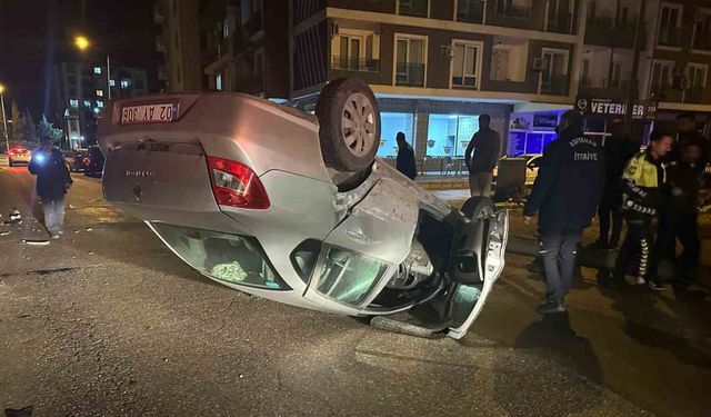 İki otomobilin çarpışması sonucu araçlardan biri ters döndü