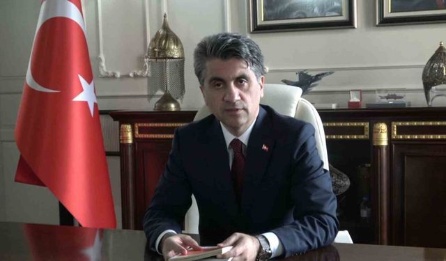 İl bürokratları, gençlere meydana okudu: "Peki ya siz kitap okuyor musunuz?"