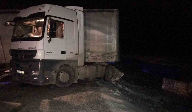 Ilgar Dağı’nda buzlanmadan kayan tır, yolu kapattı