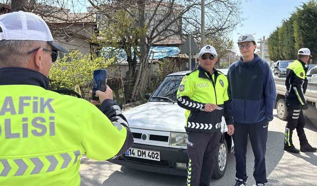 İlk kez denetime girdi, hatıra için polisle fotoğraf çektirdi