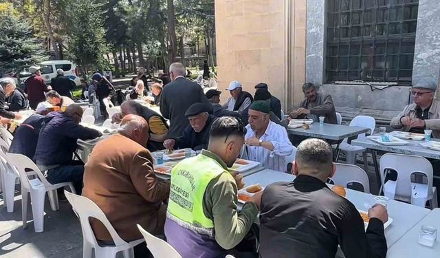 İmaret Camii’nde yüzlerce yıllık yemek dağıtım geleneği yaşatılıyor