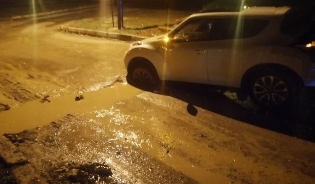 İnşaatta kazı çalışmasında oluşan çukura 2 otomobil düştü, 2 çocuk yaralandı