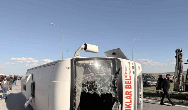 İşçi servisi ile otomobil çarpıştı: 12 yaralı
