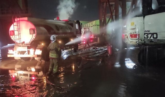 İskenderun’da iş makinesi yangını
