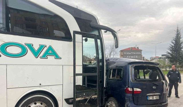 Isparta’da yolcu otobüsüyle hafif ticari araç çarpıştı: 1 ölü, 2 yaralı