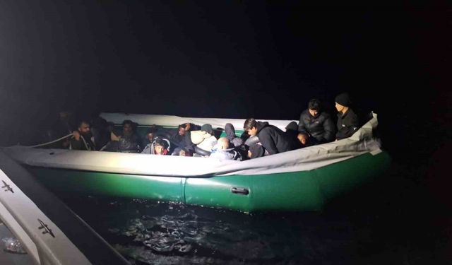 İzmir açıklarında 22 düzensiz göçmen kurtarıldı