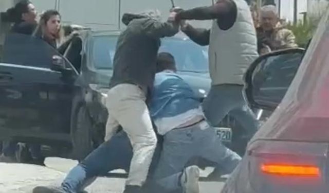 İzmir’de trafikte satırlı kavga kamerada