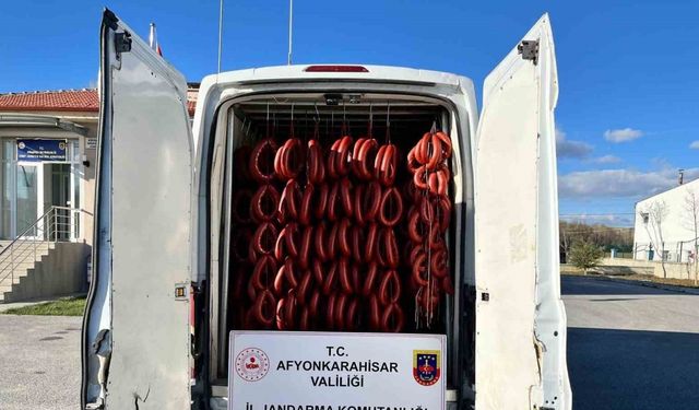 Jandarma yaklaşık 3 ton içeriği değiştirilmiş ve insan sağlığına zararlı sucuk ele geçirdi
