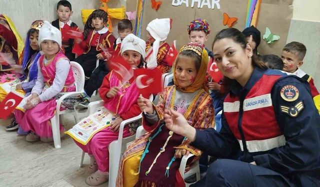 Jandarma’dan miniklere bayram sürprizi