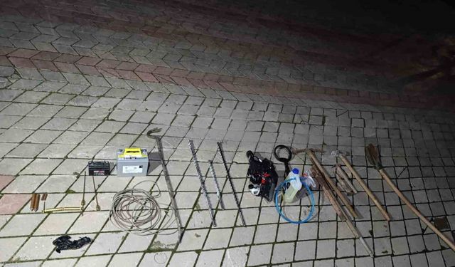 Kaçak kazı ile define arayan 5 kişiyi jandarma yakaladı