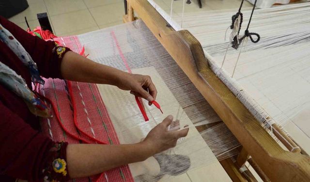 Kadınlar üretime kazandırdı: Ayakkabı bağcıkları renkli çantalara dönüşüyor