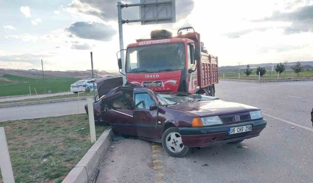 Kamyonla çarpışan otomobil hurdaya döndü: 1’i ağır 3 yaralı