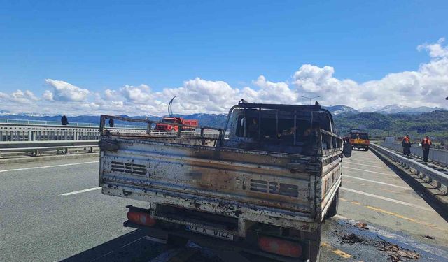Karadeniz Sahil Yolu’nda seyir halindeki kamyonet alev aldı