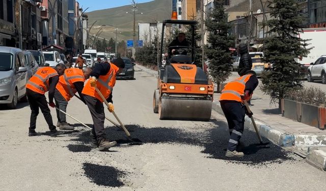 Karayolları, Yüksekova’nın çukurlu yolları için harekete geçti