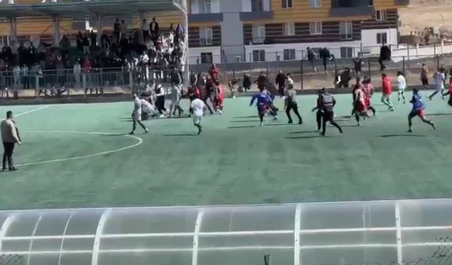 Kars’ta futbol sahası, savaş alanına döndü