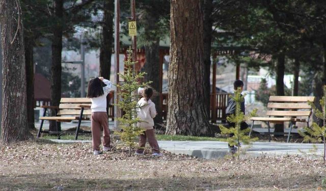Kars’ta güneşli havanın tadını çıkaran vatandaşlar sokaklara akın etti