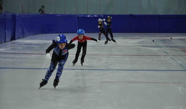 Kars’ta Short Track Türkiye birinciliği yarışları başladı