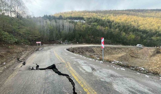 Kastamonu’da heyelan sebebiyle yol çöktü