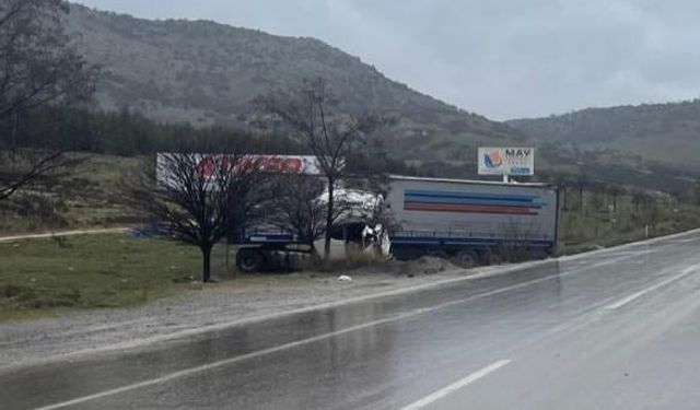 Kayarak kontrolden çıkan tırın sürücüsü yaralandı