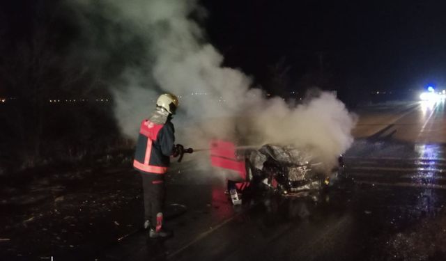 Kaza yapan otomobil yanmaya başladı