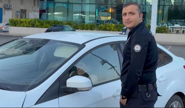 Kazaya karışan sürücü panik yaşadı, arabadan inmek istemedi