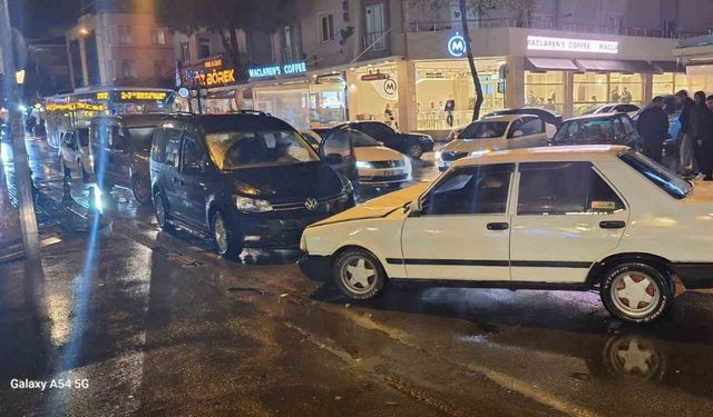 Kazaya karıştı, aracını bırakıp kaçtı
