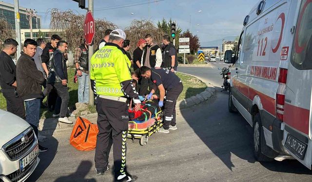 Kırmızı ışıkta geçen cip motosiklete çarptı: 1 yaralı