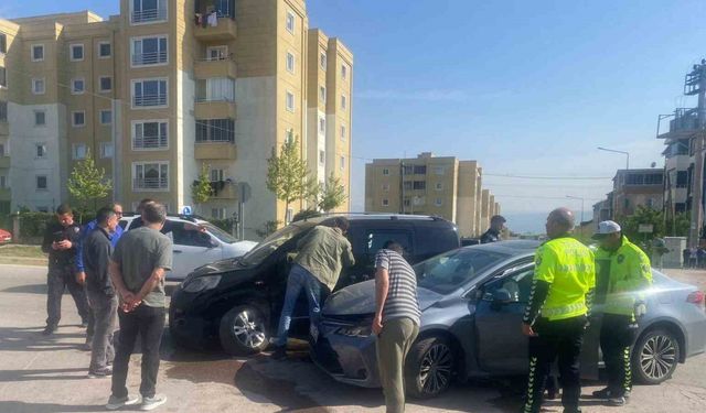 Kocaeli’de 3 araçlı zincirleme kaza: 3 yaralı