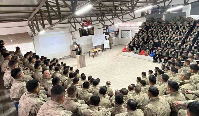 Komandolara yangınla mücadele eğitimi verildi