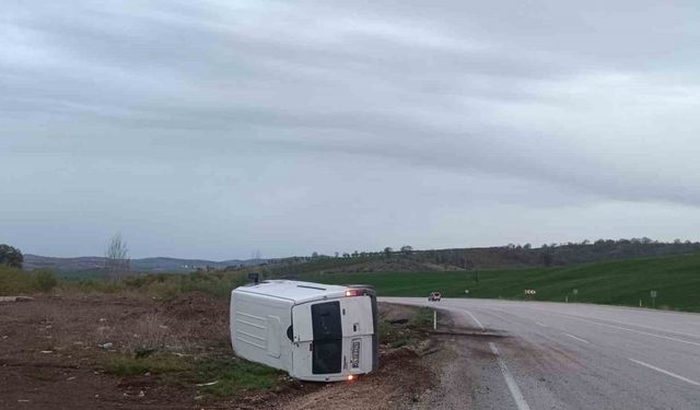 Kontrolden çıkan minibüs devrildi: 2 yaralı