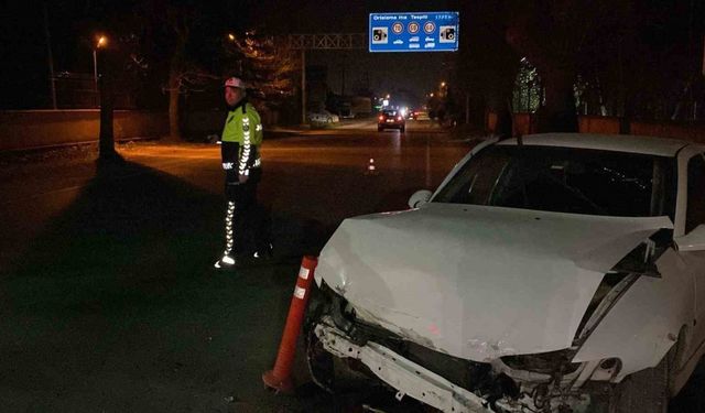 Kontrolden çıkan otomobil beton duvara çarptı: 1 yaralı