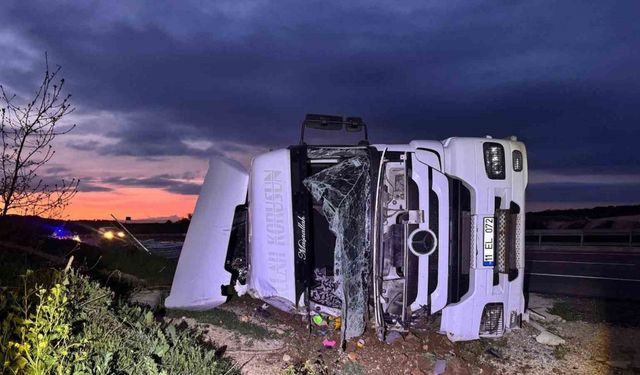Kontrolden çıkan tır devrildi, sürücüsü yaralandı