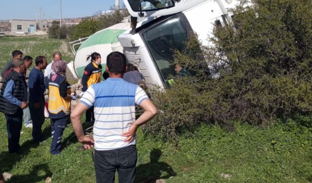Konya’da beton mikseri devrildi: 2 yaralı
