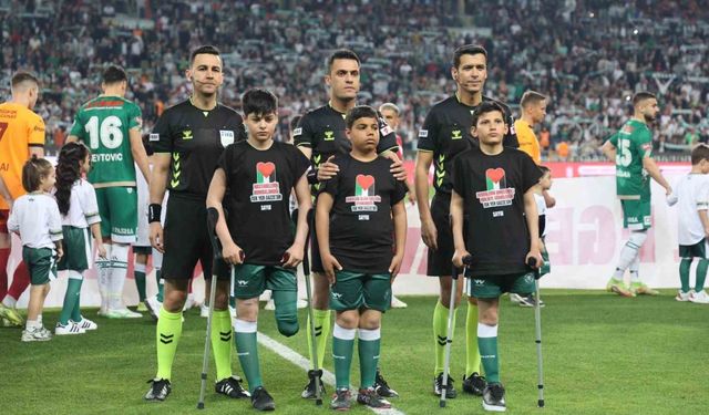 Konyaspor - Galatasaray maçı hakemin rahatsızlanması nedeniyle gecikmeli başladı