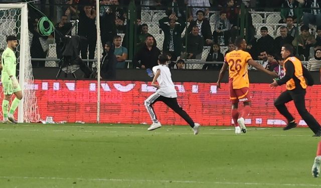 Konyaspor - Galatasaray maçında sahaya taraftar girdi