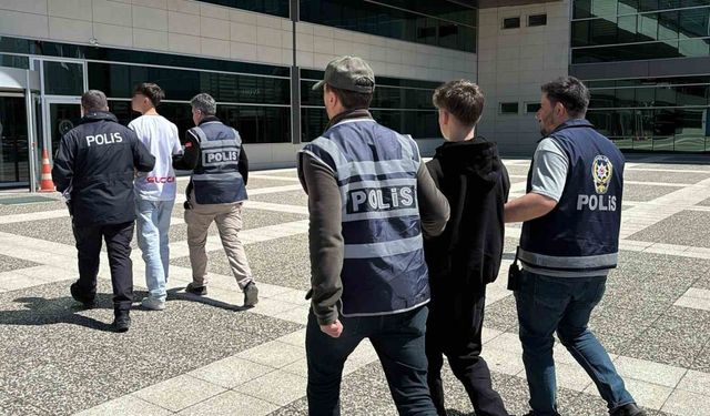 Kuaförün balkonundan girerek kasadan para çalan 2 şüpheli adliyede