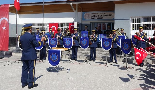 Kütahya Hava Eğitim Komutanlığı Bandosu’ndan Tavşanlı’da 23 Nisan coşkusu