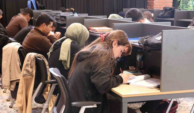 Kütüphaneler gençlerin hayallerine açılan kapı oluyor
