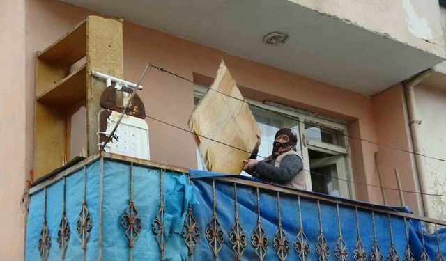 Kuvvetli rüzgar dolabının arka kısmını kopardı eşyaları ve ata tohumları çatıya saçıldı